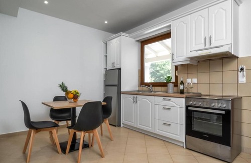 Almiros Beach Apartment | Tranquil Modern Apartments with Pool & Lush Garden close to the Beach and Resort