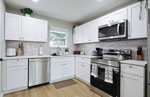 Farmers Branch House | Tranquil Modern 3BR 8 Sleeps Retreat Sauna/Hot Tub/Gym/Game Corporate/Family