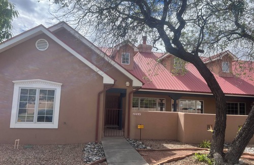 Rio Grande Blvd House | Tranquil North Valley Retreat