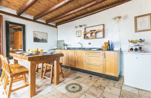 Tabayesco Cottage | Tranquil Studio: Eco Casita, Very Near Sandy Beach, Pool, Play Park, WIFI