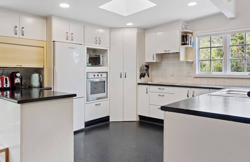 Titirangi House | Tranquil Treasure - Titirangi Holiday Home