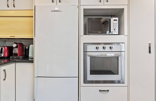 Titirangi House | Tranquil Treasure - Titirangi Holiday Home