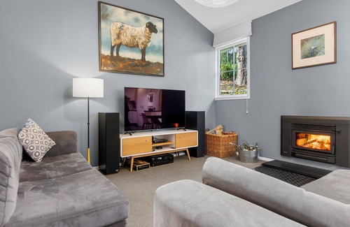 Titirangi House | Tranquil Treasure - Titirangi Holiday Home