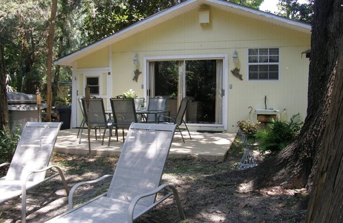 Homosassa Cottage | Tranquil Waterfront Cottage. 1 Bedroom, 1 Bathroom. Sleeps 2