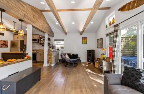 Monroe House | Tranquil Waterfront Retreat on Mombasha Lake