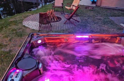 Wausau House | Tranquil Waterside Haven