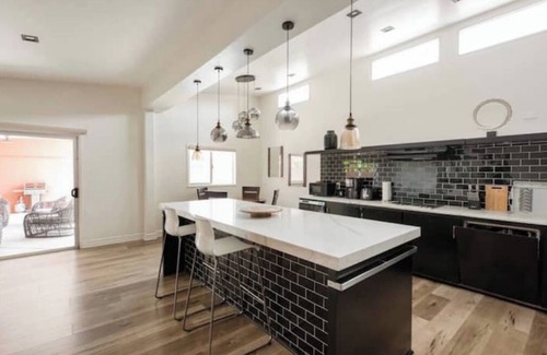 Los Angeles Villa | Tranquility in Prime Location w Private Pool