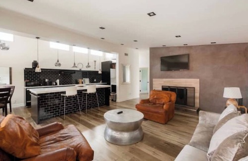 Los Angeles Villa | Tranquility in Prime Location w Private Pool