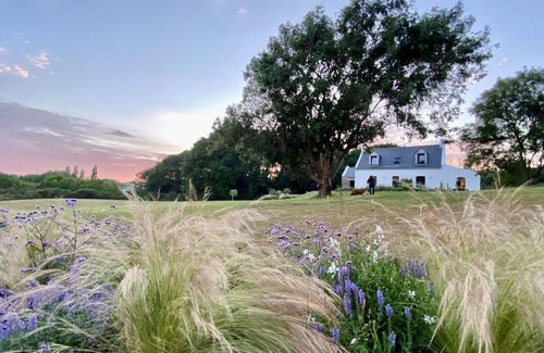 Locmaria House | Tranquille maison contemporaine à 800 m de la mer, avec grand jardin proche des plages de sable fin.