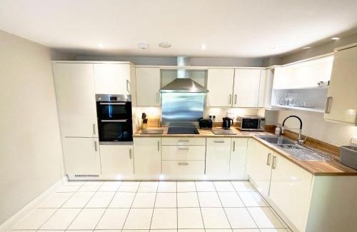 Rushmoor District Apartment | Travaal.©om - 2 Bed Serviced Apartment Farnborough