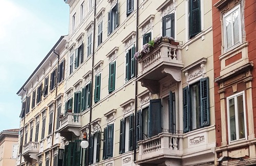 Trieste Old Town Apartment | Travel memories - retro fashion house