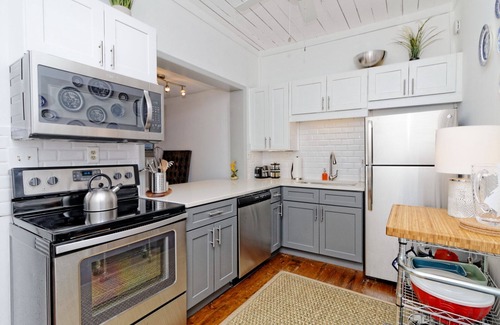 Beach Institute House | Traveler's Retreat: Your Refuge In the Old Town