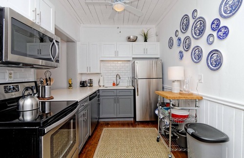 Beach Institute House | Traveler's Retreat: Your Refuge In the Old Town