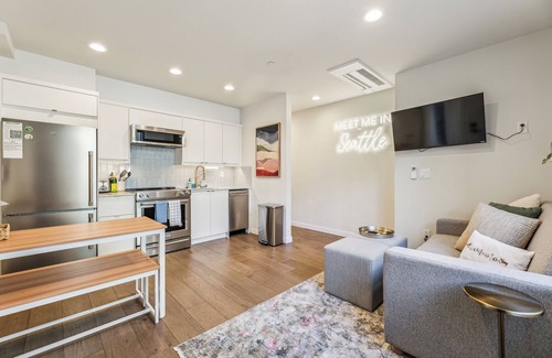 East Queen Anne House | Travelers Dream-Steps to Space Needle- Shared Backyard