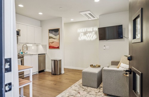 East Queen Anne House | Travelers Dream-Steps to Space Needle- Shared Backyard