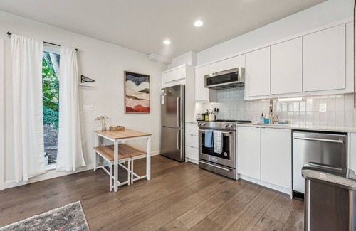 East Queen Anne House | Travelers Dream-Steps to Space Needle- Shared Backyard