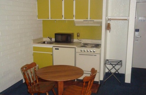 Lake Havasu City Hotel | Travelers Inn by Hotel O Lake Havasu City