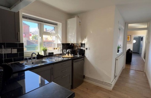 Cradley House | Travellers Choice! 3Bed Home SmartTv Gated Parking