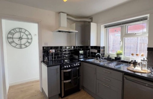 Cradley House | Travellers Choice! 3Bed Home SmartTv Gated Parking