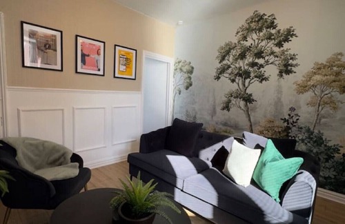 Cradley House | Travellers Choice! 3Bed Home SmartTv Gated Parking