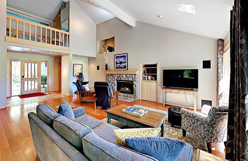 Sunriver House | Tree Branch Cabin