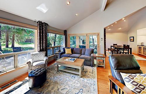 Sunriver House | Tree Branch Cabin