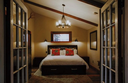 Calistoga Resort | TREE HOUSE WITH INDOOR/OUTDOOR SHOWER, RRIVAATE DECK, POOL & INFINITY HOT TUB,