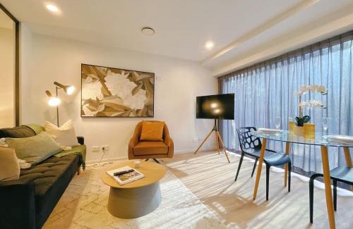 Newton Apartment | Tree-Lined Parkside Holiday Studio with Pool & Gym