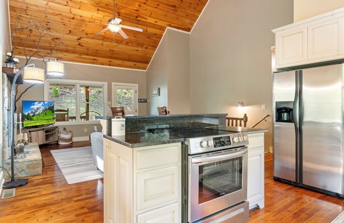 Helen House | Tree Top Haus! Dog Friendly! Relaxing Hot Tub! Cozy Movie Room! & Fun Game Room!