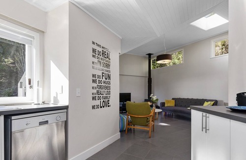 Snells Beach House | TREE TOP HIDEAWAY - SANDSPIT HOLIDAY HOME, with open fire in Sandspit