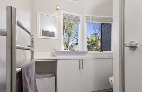 Snells Beach House | TREE TOP HIDEAWAY - SANDSPIT HOLIDAY HOME, with open fire in Sandspit
