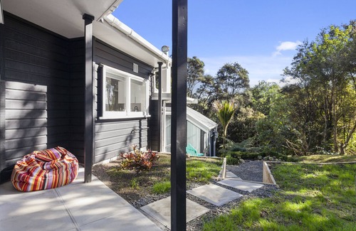Snells Beach House | TREE TOP HIDEAWAY - SANDSPIT HOLIDAY HOME, with open fire in Sandspit