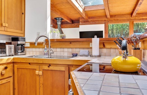Guerneville House | TreeFort~Bright & Inviting Forest Cabin! Smarthome! EV Charger!HtTb,Decks,Pup