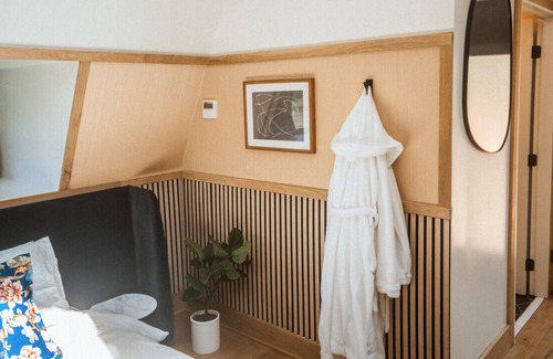 Sodus Cabin | Treehouse 2 Honeymoon Treehouse Escape & Spa w private hot tub