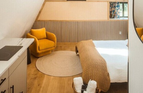 Sodus Cabin | Treehouse 2 Honeymoon Treehouse Escape & Spa w private hot tub