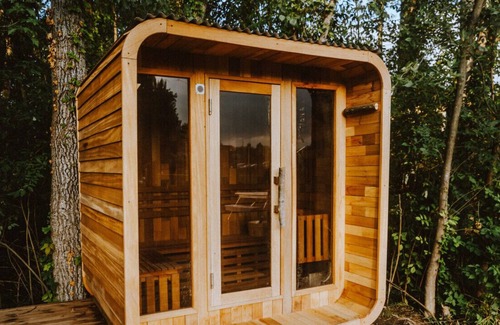 Sodus Cabin | Treehouse 3 Honeymoon Treehouse & Spa with Private Hot Tub