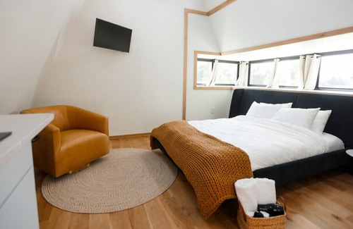 Sodus Cabin | Treehouse 3 Honeymoon Treehouse & Spa with Private Hot Tub