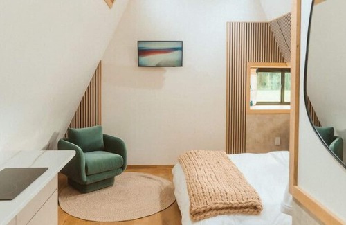 Sodus Cabin | Treehouse 4 · Wander INN Treehouse & spa with private hot tub