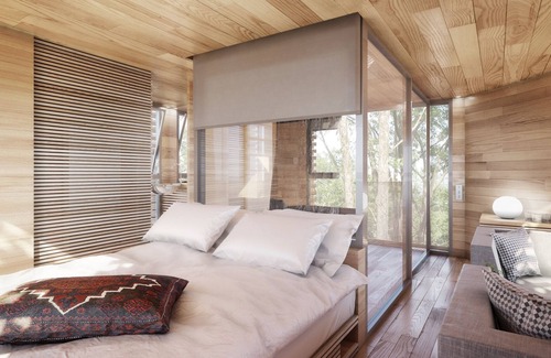 Raray Bed & Breakfast | Treehouse with walkway to a jacuzzi