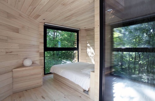 Raray Bed & Breakfast | Treehouse with walkway to a jacuzzi