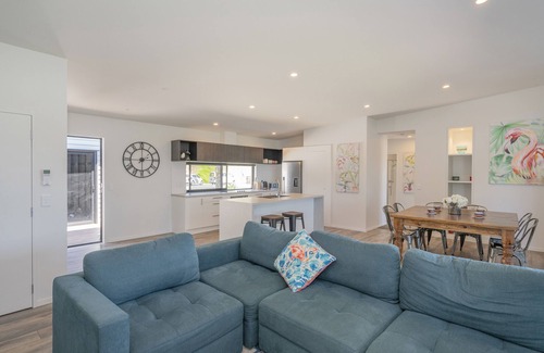 Whangamata House | Treetop Bach - Whangamata Holiday Home