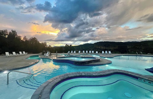 Orderville Cabin | Treetop Cabin 9 Near Zion & Bryce with resort pools