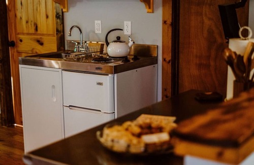 Dunlap House | Treetop Hideaway at Barr5 Ranch · Cozy Mtn Hideaway GH/Hot Tub/Stunning Sunset View
