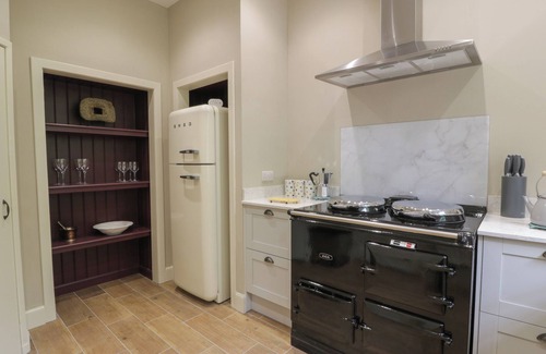 West Linton House | TREFOIL COTTAGE, family friendly, with hot tub in West Linton