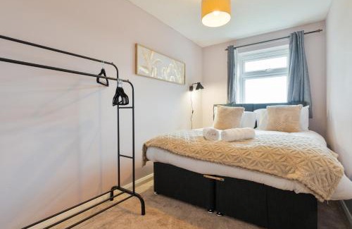 Canterbury Apartment | Trendy Central Apartment with Free Parking - Perfect for Contractors and Families