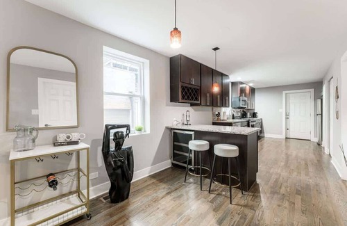 West Town Apartment | Trendy & Luxe 2BR/2BA - West Town near 'L' & Dtwn