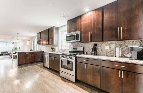 West Town Apartment | Trendy & Luxe 2BR/2BA - West Town near 'L' & Dtwn