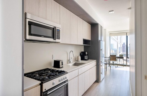 South Loop Apartment | Trendy South Loop 1BR w/Pool, Gym & Spa, nr Grant Park, by Blueground