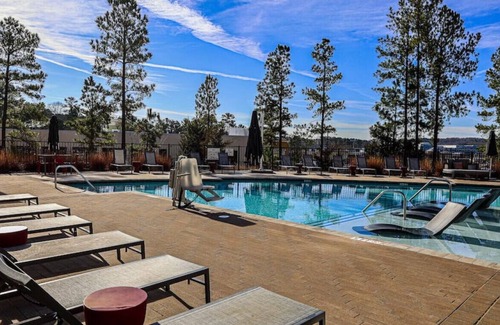 Chapel Hill Apartment | Trilogy 218 · *Luxury King Bed Suite - for 4 w/Parking|Gym|Pool