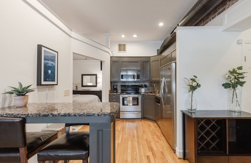 Greenville Downtown Apartment | Trio Loft | D-Town GVL | 65" TV + Indoor Fireplace